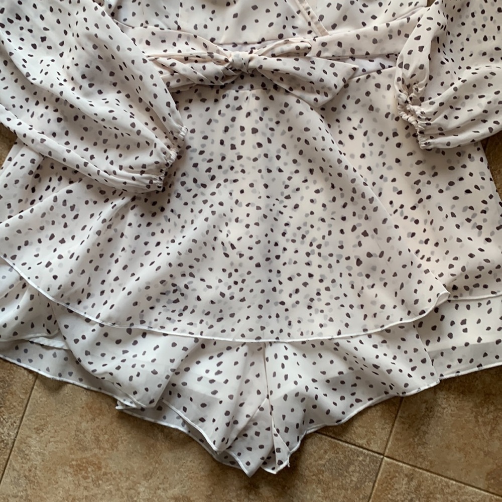 🎉Host Pick🎉 Spotted, Tie-Waist Romper - Picture 2 of 12